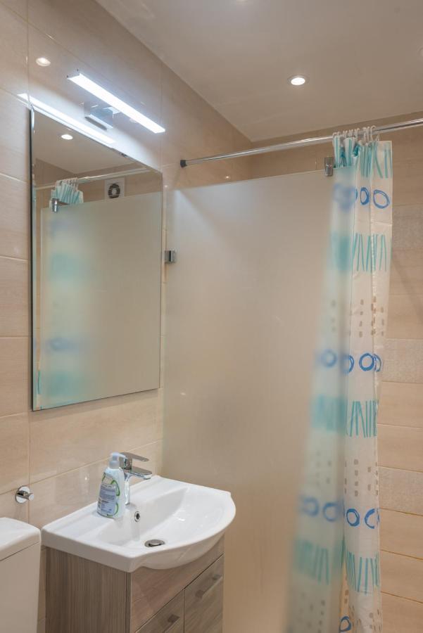 בודפשט Cozy & Quiet Apartment Near Kiraly Street Free Parking, Ac, Perfect For 4 Guests! מראה חיצוני תמונה