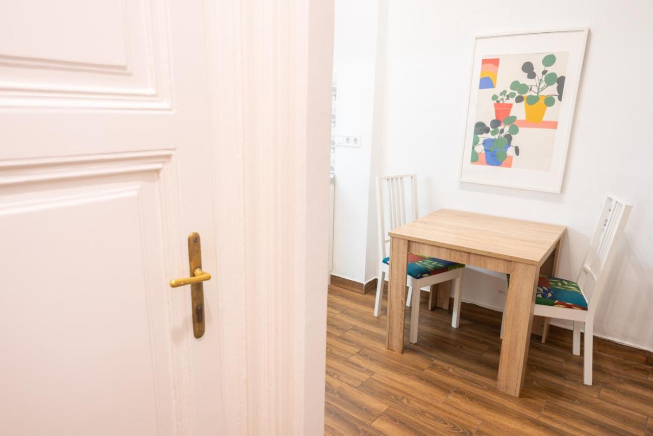 בודפשט Cozy & Quiet Apartment Near Kiraly Street Free Parking, Ac, Perfect For 4 Guests! מראה חיצוני תמונה